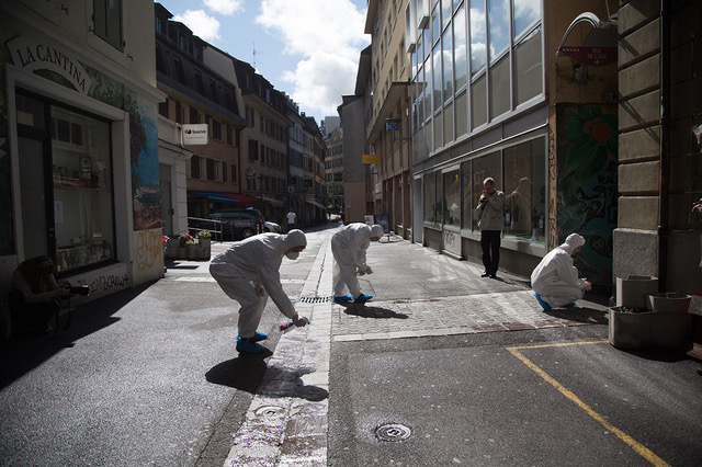 Rue de la Tour, Lausanne. Performance Lucia Masu (Maps 1) et Benjamin Ducry, Florence Glinz, Maxime Roux (Master HEIA-FR). © Husam Danah