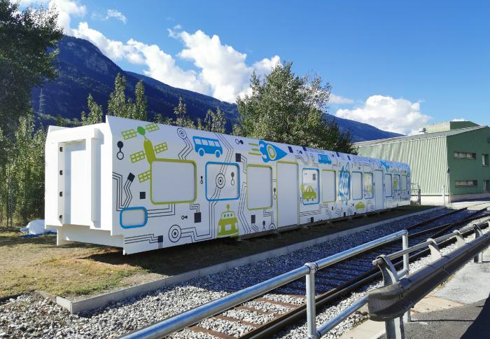 Jessie Meillard, élève graphiste, nouvel habillage d’un wagon de train de Constellium Valais SA, 2020, photo : DR