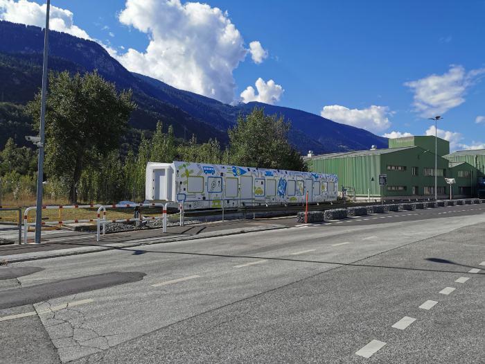 Jessie Meillard, élève graphiste, nouvel habillage d’un wagon de train de Constellium Valais SA, 2020, photo : DR