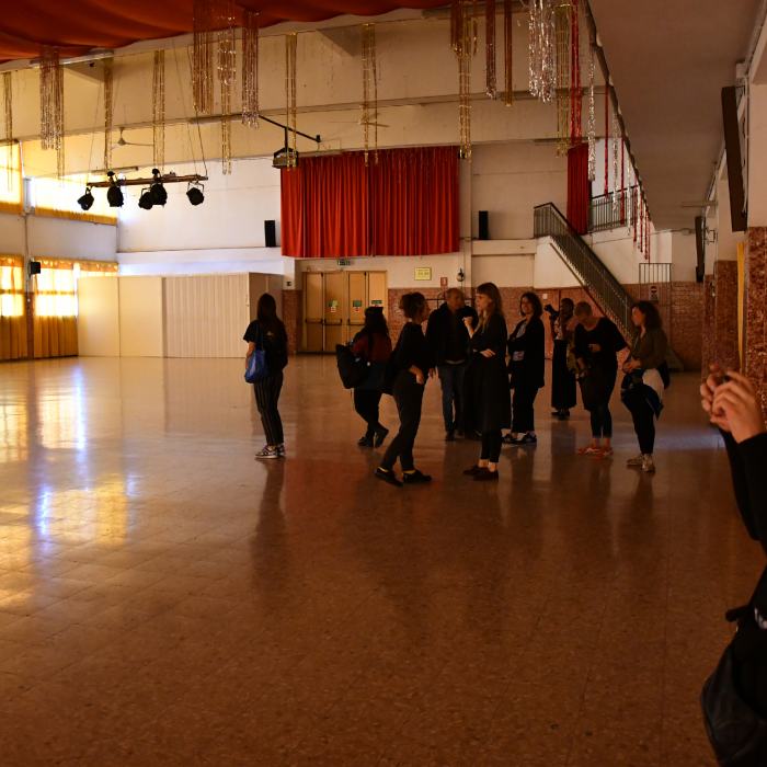 Visite avec les étudiantes du quartier général des docks de Genova, en compagnie de travailleurs (docker) © Jérôme Leuba / EDHEA